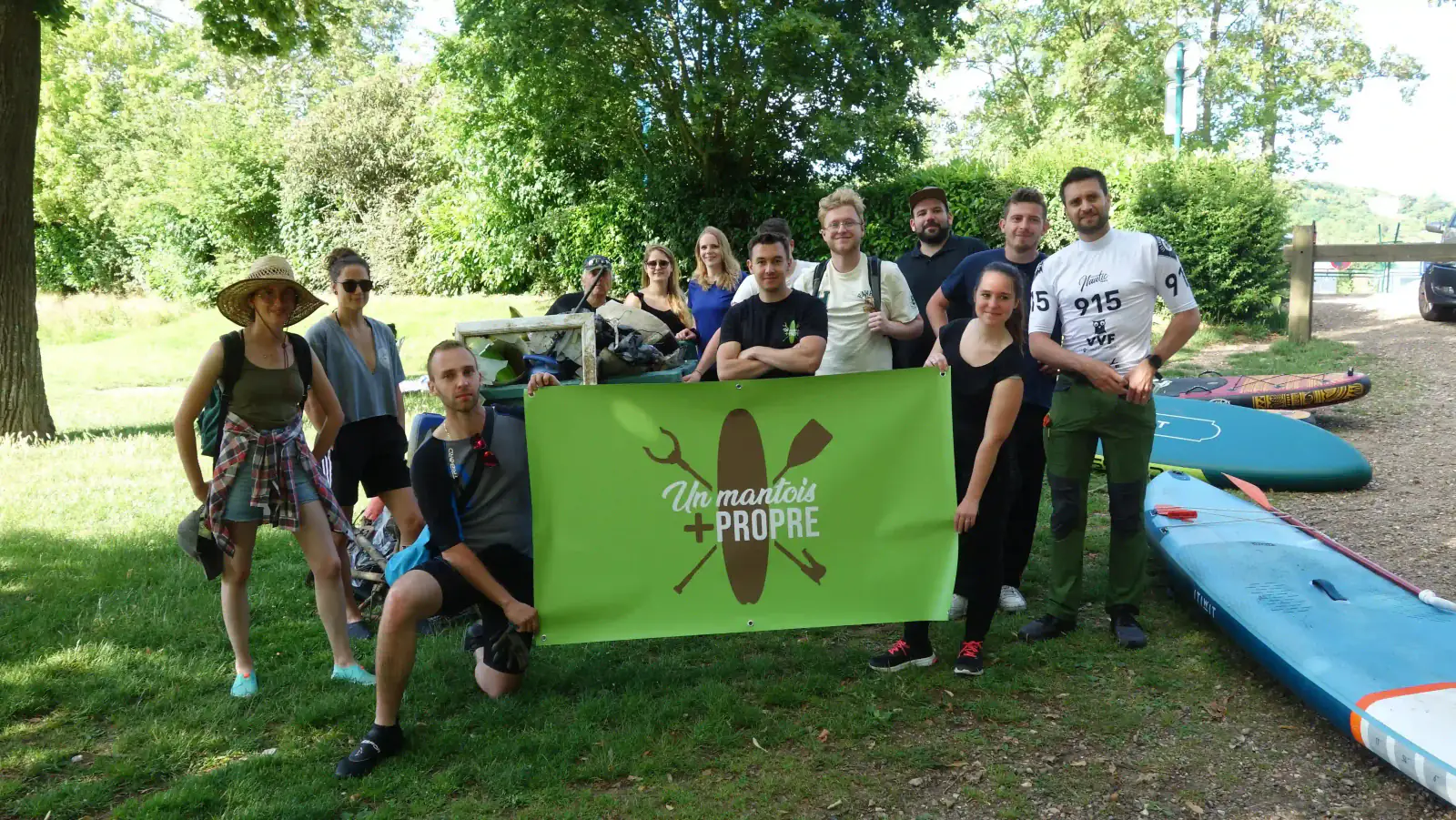 L'équipe de l'association Un Mantois Plus Propre réunie lors d'une sortie