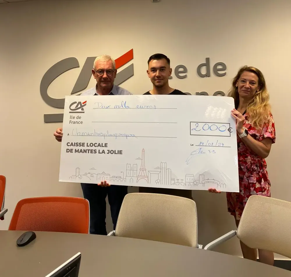Remise d'un chèque de 2 000 € par la Caisse locale du Crédit Agricole de Mantes-la-Jolie à l'association